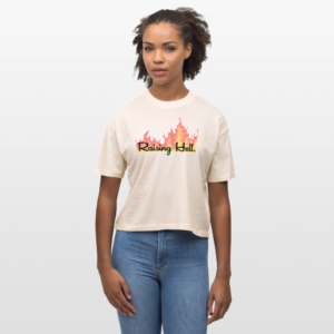 Model draagt Soft Ecru dames boxy t-shirt met "Raising Hell." vlammenprint - biologisch katoen statement shirt, relaxte fit gecombineerd met jeans