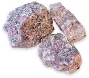 Rubeliet in matrix Madagaskar 250 gr. ruwe brokjes