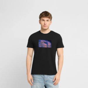 Model draagt zwart heren T-shirt met "I Woke Up in the Wrong Simulation" tekstprint, gecombineerd met jeans, regular fit biologisch katoen T-shirt.