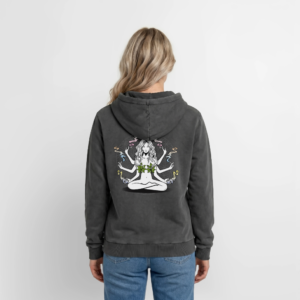 Model draagt zuurgewassen zwarte unisex hoodie met cannabis-godin en Flower of Life print op de rug, gecombineerd met jeans, relaxed fit acid-wash hoodie van 100% katoen.