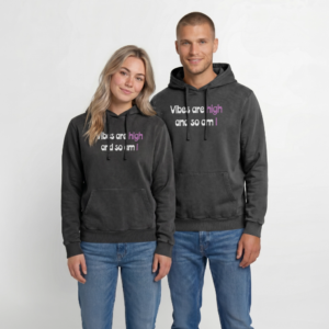 Mannelijk en vrouwelijk model dragen zuurgewassen zwarte unisex hoodie met "Vibes are high and so am I" print op de borst, gecombineerd met jeans, relaxed fit spirituele stoner hoodie van 100% katoen