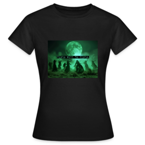 Zwart dames T-shirt met Girls Will Be Girls print van dansende heksen onder een grote volle maan in een donkere, mystieke setting.