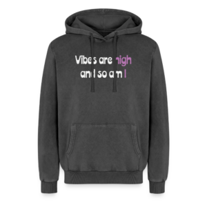 Zuurgewassen zwarte unisex hoodie van 100% katoen met "Vibes are high and so am I" print in wit en paars groovy hippie lettertype, acid-wash afwerking, spirituele stoner hoodie van Sacred YOUniverse