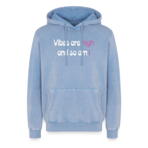 Zuurgewassen blauw unisex hoodie van 100% katoen met "Vibes are high and so am I" print in wit en paars groovy hippie lettertype, acid-wash afwerking, spirituele stoner hoodie van Sacred YOUniverse