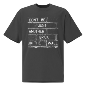 Oversized statement t-shirt in antraciet/zwart met witte bakstenen muur print en de tekst "Don't Be Just Another Brick In The Wall" op de voorzijde.