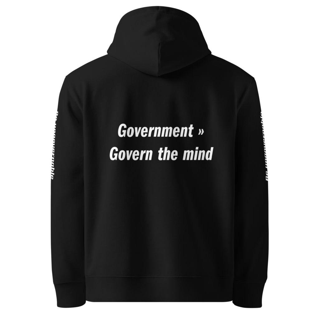 Achterkant van zwarte unisex hoodie met tekstprint 'Government » Govern the mind' en 'Be ungovernable' op de mouwen, biologisch katoen statement hoodie