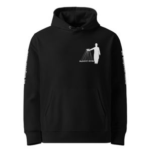Voorkant van zwarte unisex hoodie met marionettenspeler 'Manipulation' print op de borst en 'Be ungovernable' tekst op beide mouwen — anti-systeem statement hoodie van biologisch katoen.