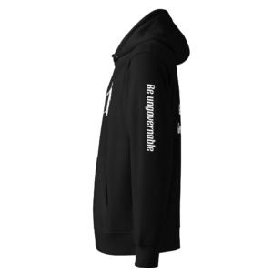 Zwarte unisex hoodie met capuchon en tekst 'Be ungovernable' op de mouw — Government Govern The Mind statement hoodie in biologisch katoen
