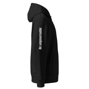 Zwarte unisex hoodie met capuchon en tekst 'Be ungovernable' op de mouw — Government Govern The Mind statement hoodie in biologisch katoen