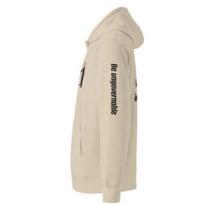 Zandkleurige unisex hoodie met capuchon en tekst 'Be ungovernable' op de mouw — Government Govern The Mind statement hoodie in biologisch katoen.