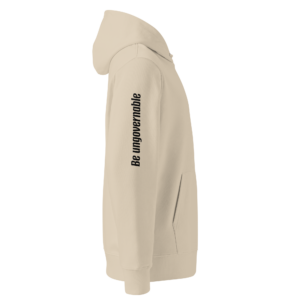 Zandkleurige unisex hoodie met capuchon en tekst 'Be ungovernable' op de mouw — Government Govern The Mind statement hoodie in biologisch katoen.