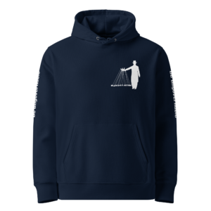 Voorkant van marine unisex hoodie met marionettenspeler 'Manipulation' print op de borst en 'Be ungovernable' tekst op beide mouwen — anti-systeem statement hoodie van biologisch katoen.