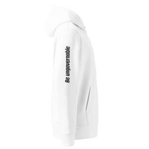 Witte unisex hoodie met capuchon en tekst 'Be ungovernable' op de mouw — Government Govern The Mind statement hoodie in biologisch katoen.