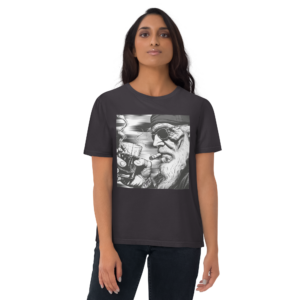 Vrouw in antraciet T-shirt met voorprint van een illustratie: een verweerde man met zonnebril, baard en sigaar, glas whiskey in de hand.