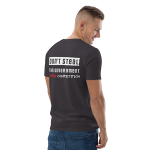Man gezien van achteren draagt een antraciet kleurig T-shirt met opdruk "Don't Steal. The Government Hates Competition." in zwart, wit en rode letters, gecombineerd met donkerblauwe jeans.