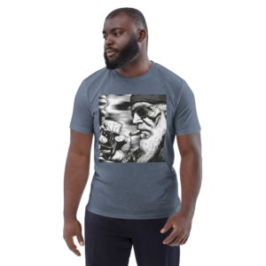 Man in denim blauw T-shirt met voorprint van een outlaw-illustratie: verweerde man met zonnebril, baard en sigaar, glas whiskey in de hand, achtergrond met dynamisch motion-blur effect.