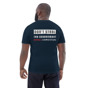 Man gezien van achteren draagt frans marineblauw T-shirt met opdruk "Don't Steal. The Government Hates Competition." in zwart, wit en rode letters, gecombineerd met donkerblauwe jeans.