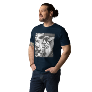 Man in frans marineblauw T-shirt met voorprint van een illustratie: een verweerde man met zonnebril, baard en sigaar, glas whiskey in de hand.