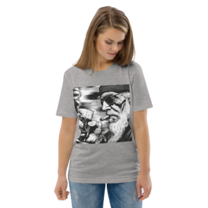 Vrouw in grijs melange T-shirt met voorprint van een illustratie: een verweerde man met zonnebril, baard en sigaar, glas whiskey in de hand.