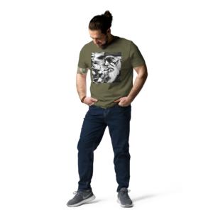 Man in kaki T-shirt met voorprint van een illustratie: een verweerde man met zonnebril, baard en sigaar, glas whiskey in de hand.
